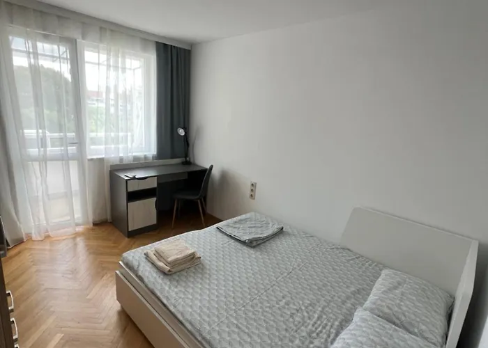 2 Bedrooms, 2 Wc, Free Parking, Center Location, Sunny Bijou Flat *